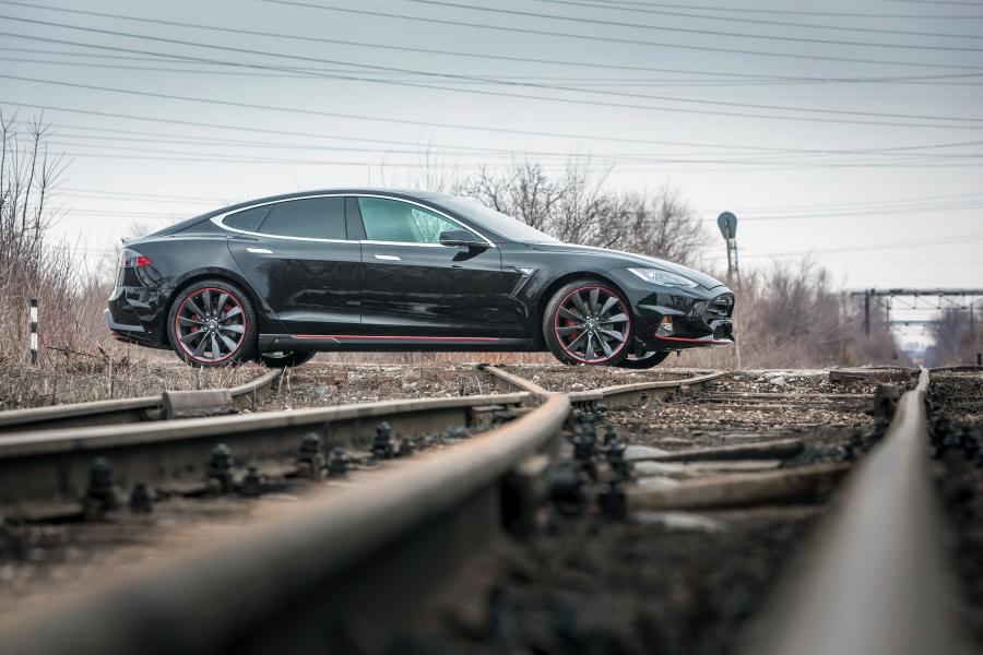  Tesla Model S Elizabeta by Larte Design 2016 года  (фото 8 из 22)